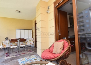 في مركز الانيا وضمن مجمع اول صف على البحر -شقة بتصميم ثلاث  غرف وصالة 