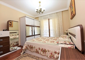 في مركز الانيا وضمن مجمع اول صف على البحر -شقة بتصميم ثلاث  غرف وصالة 