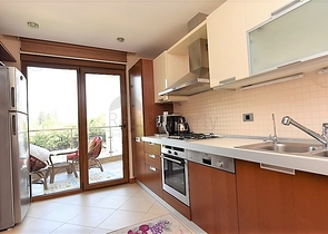 في مركز الانيا وضمن مجمع اول صف على البحر -شقة بتصميم ثلاث  غرف وصالة 