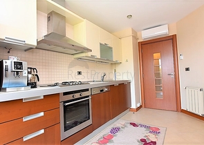 في مركز الانيا وضمن مجمع اول صف على البحر -شقة بتصميم ثلاث  غرف وصالة 