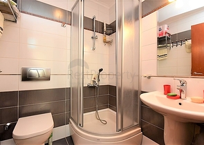 في مركز الانيا وضمن مجمع اول صف على البحر -شقة بتصميم ثلاث  غرف وصالة 