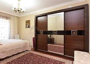 في مركز الانيا وضمن مجمع اول صف على البحر -شقة بتصميم ثلاث  غرف وصالة 