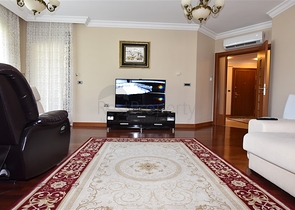 في مركز الانيا وضمن مجمع اول صف على البحر -شقة بتصميم ثلاث  غرف وصالة 