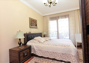 في مركز الانيا وضمن مجمع اول صف على البحر -شقة بتصميم ثلاث  غرف وصالة 