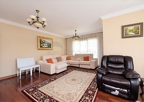 في مركز الانيا وضمن مجمع اول صف على البحر -شقة بتصميم ثلاث  غرف وصالة 