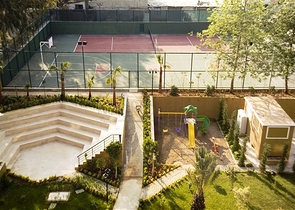 في مركز الانيا وضمن مجمع اول صف على البحر -شقة بتصميم ثلاث  غرف وصالة 