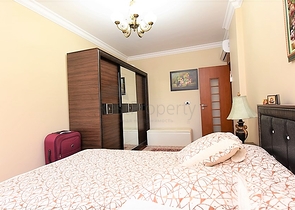 في مركز الانيا وضمن مجمع اول صف على البحر -شقة بتصميم ثلاث  غرف وصالة 