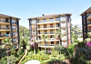 في مركز الانيا وضمن مجمع اول صف على البحر -شقة بتصميم ثلاث  غرف وصالة 