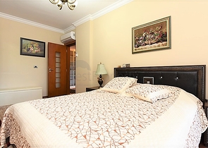 في مركز الانيا وضمن مجمع اول صف على البحر -شقة بتصميم ثلاث  غرف وصالة 