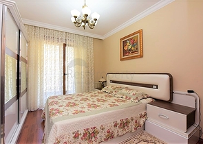 في مركز الانيا وضمن مجمع اول صف على البحر -شقة بتصميم ثلاث  غرف وصالة 