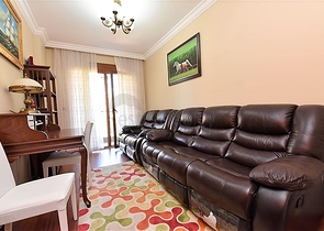 في مركز الانيا وضمن مجمع اول صف على البحر -شقة بتصميم ثلاث  غرف وصالة 