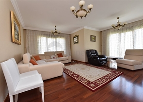 في مركز الانيا وضمن مجمع اول صف على البحر -شقة بتصميم ثلاث  غرف وصالة 