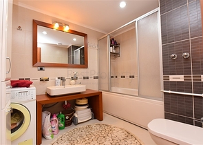 في مركز الانيا وضمن مجمع اول صف على البحر -شقة بتصميم ثلاث  غرف وصالة 