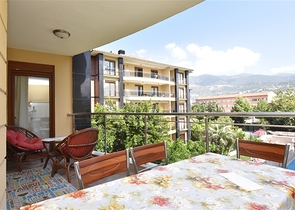 في مركز الانيا وضمن مجمع اول صف على البحر -شقة بتصميم ثلاث  غرف وصالة 