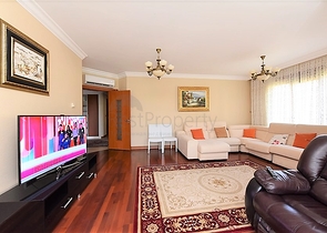 في مركز الانيا وضمن مجمع اول صف على البحر -شقة بتصميم ثلاث  غرف وصالة 