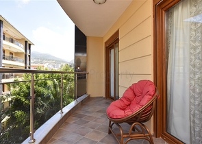 في مركز الانيا وضمن مجمع اول صف على البحر -شقة بتصميم ثلاث  غرف وصالة 