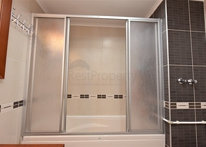 في مركز الانيا وضمن مجمع اول صف على البحر -شقة بتصميم ثلاث  غرف وصالة 