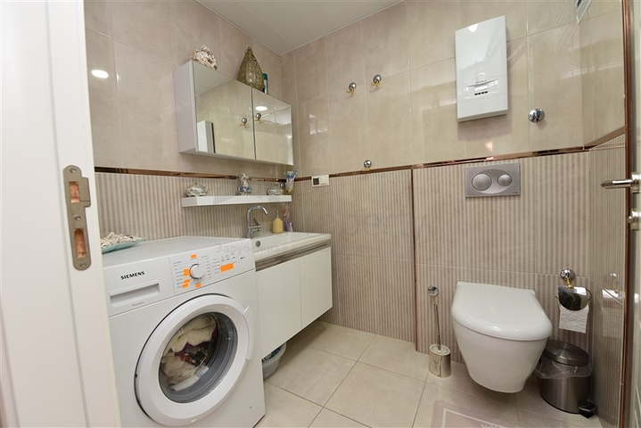 بنتهاوس غرفتين وصالة مؤثثة وقريبة من البحر ضمن مجمع سكني حديث في كاستل - الانيا