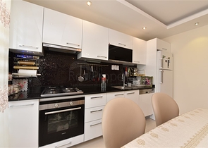 بنتهاوس غرفتين وصالة مؤثثة وقريبة من البحر ضمن مجمع سكني حديث في كاستل - الانيا