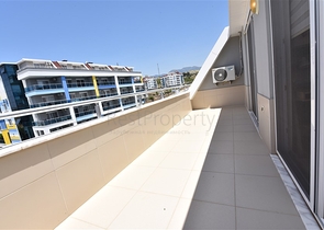 بنتهاوس غرفتين وصالة مؤثثة وقريبة من البحر ضمن مجمع سكني حديث في كاستل - الانيا