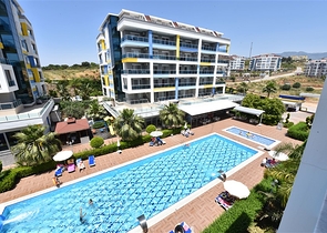 بنتهاوس غرفتين وصالة مؤثثة وقريبة من البحر ضمن مجمع سكني حديث في كاستل - الانيا