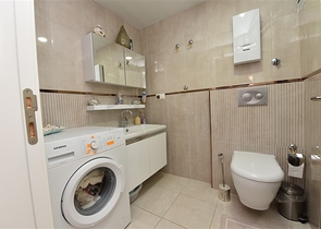 بنتهاوس غرفتين وصالة مؤثثة وقريبة من البحر ضمن مجمع سكني حديث في كاستل - الانيا