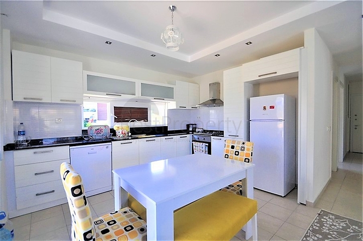 شقة مؤثثة  من تصميم غرفتي نوم وصالة ضمن مجمع سكني في اوبا 