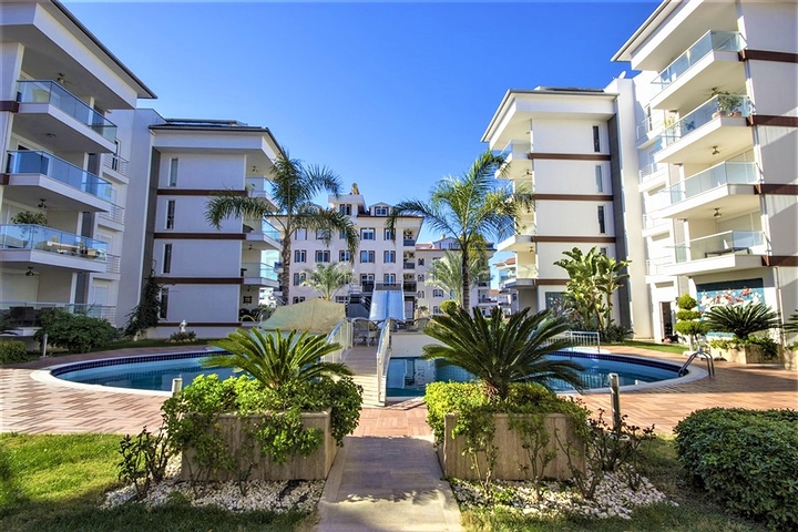 شقة مؤثثة  من تصميم غرفتي نوم وصالة ضمن مجمع سكني في اوبا 