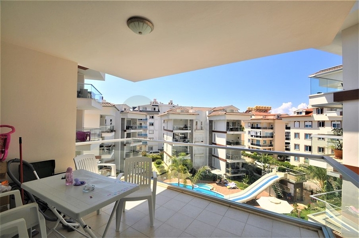 شقة مؤثثة  من تصميم غرفتي نوم وصالة ضمن مجمع سكني في اوبا 