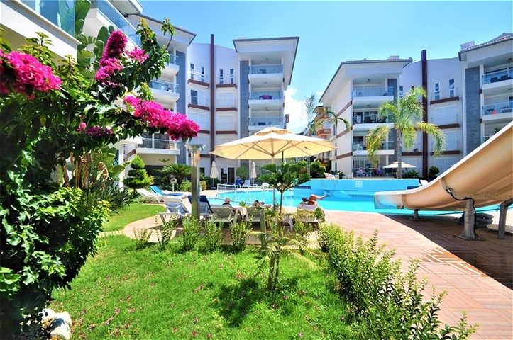 شقة مؤثثة  من تصميم غرفتي نوم وصالة ضمن مجمع سكني في اوبا 