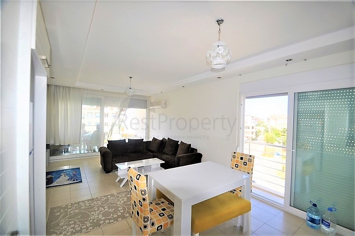 شقة مؤثثة  من تصميم غرفتي نوم وصالة ضمن مجمع سكني في اوبا 