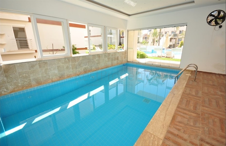 شقة مؤثثة  من تصميم غرفتي نوم وصالة ضمن مجمع سكني في اوبا 