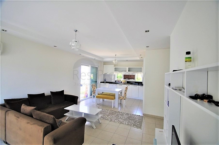 شقة مؤثثة  من تصميم غرفتي نوم وصالة ضمن مجمع سكني في اوبا 