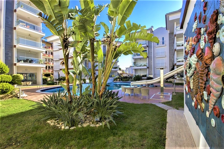 شقة مؤثثة  من تصميم غرفتي نوم وصالة ضمن مجمع سكني في اوبا 