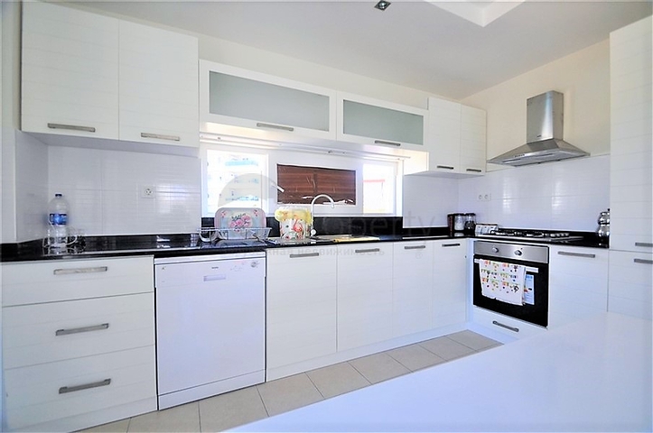 شقة مؤثثة  من تصميم غرفتي نوم وصالة ضمن مجمع سكني في اوبا 