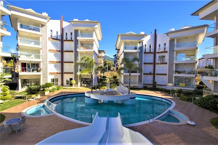 شقة مؤثثة  من تصميم غرفتي نوم وصالة ضمن مجمع سكني في اوبا 