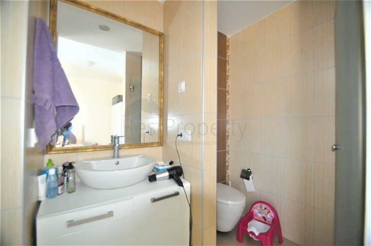 شقة مؤثثة  من تصميم غرفتي نوم وصالة ضمن مجمع سكني في اوبا 