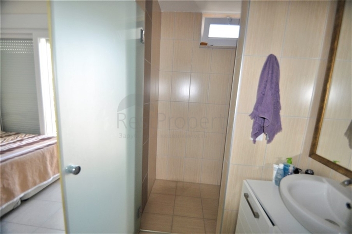 شقة مؤثثة  من تصميم غرفتي نوم وصالة ضمن مجمع سكني في اوبا 