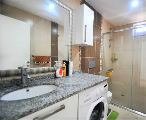 شقة مؤثثة  من تصميم غرفتي نوم وصالة ضمن مجمع سكني في اوبا 