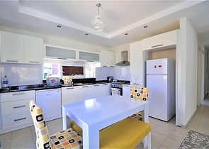 شقة مؤثثة  من تصميم غرفتي نوم وصالة ضمن مجمع سكني في اوبا 