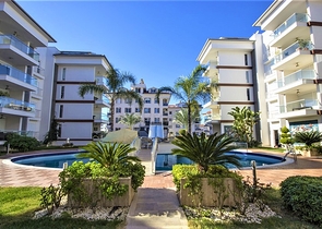 شقة مؤثثة  من تصميم غرفتي نوم وصالة ضمن مجمع سكني في اوبا 