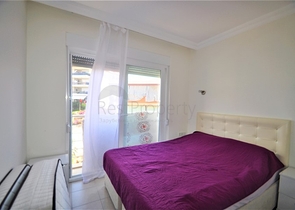 شقة مؤثثة  من تصميم غرفتي نوم وصالة ضمن مجمع سكني في اوبا 