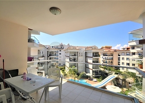 شقة مؤثثة  من تصميم غرفتي نوم وصالة ضمن مجمع سكني في اوبا 