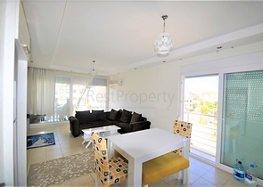 شقة مؤثثة  من تصميم غرفتي نوم وصالة ضمن مجمع سكني في اوبا 