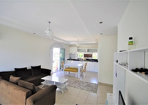 شقة مؤثثة  من تصميم غرفتي نوم وصالة ضمن مجمع سكني في اوبا 