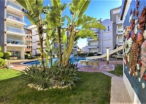 شقة مؤثثة  من تصميم غرفتي نوم وصالة ضمن مجمع سكني في اوبا 