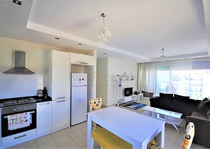 شقة مؤثثة  من تصميم غرفتي نوم وصالة ضمن مجمع سكني في اوبا 