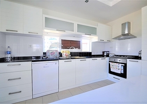 شقة مؤثثة  من تصميم غرفتي نوم وصالة ضمن مجمع سكني في اوبا 