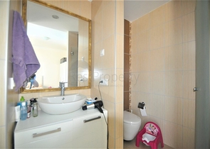 شقة مؤثثة  من تصميم غرفتي نوم وصالة ضمن مجمع سكني في اوبا 