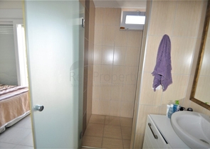 شقة مؤثثة  من تصميم غرفتي نوم وصالة ضمن مجمع سكني في اوبا 